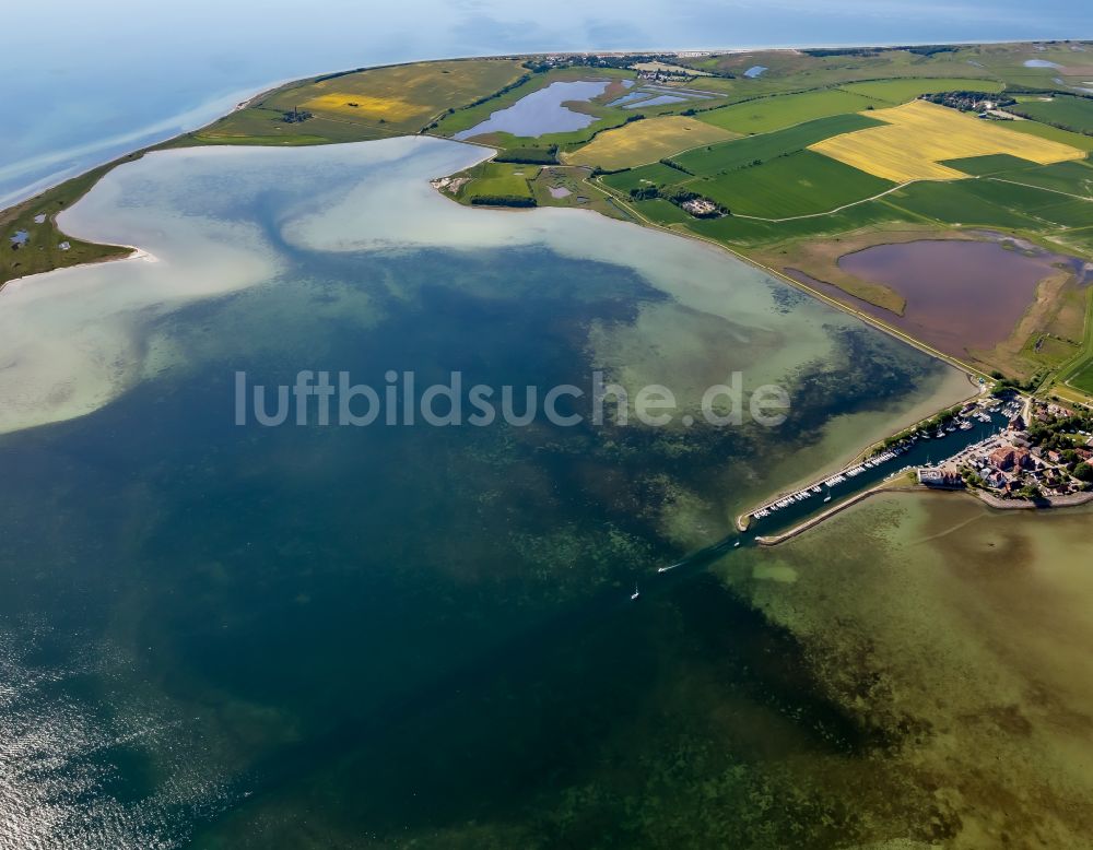 Fehmarn von oben - Bucht entlang der Meeres- Küste in Orth in Fehmarn im Bundesland Schleswig-Holstein, Deutschland