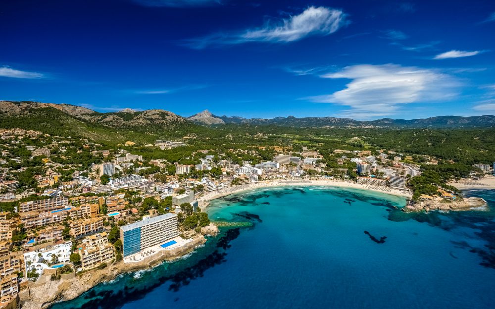 Luftaufnahme Peguera - Bucht entlang der Meeres- Küste in Peguera in Balearische Insel Mallorca, Spanien