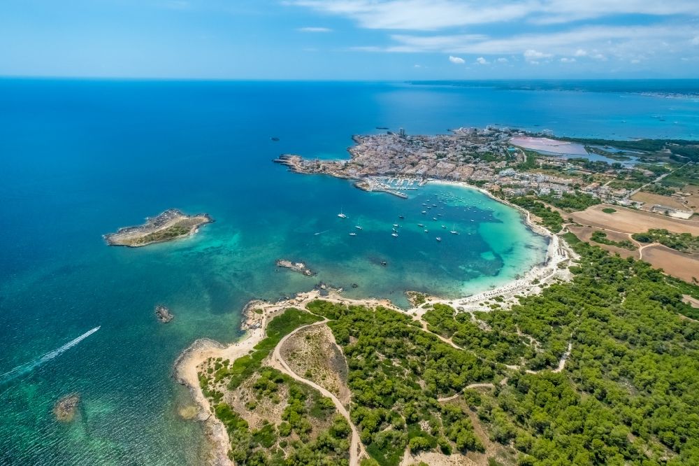 Luftbild Colonia de Sant Jordi - Bucht entlang der Meeres- Küste Platja d'es Dolç in Colonia de Sant Jordi in Balearische Insel Mallorca, Spanien