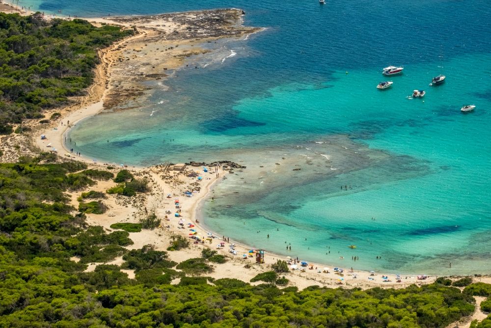 Luftaufnahme Campos - Bucht entlang der Meeres- Küste Platja des Peregons in Campos in Balearische Insel Mallorca, Spanien