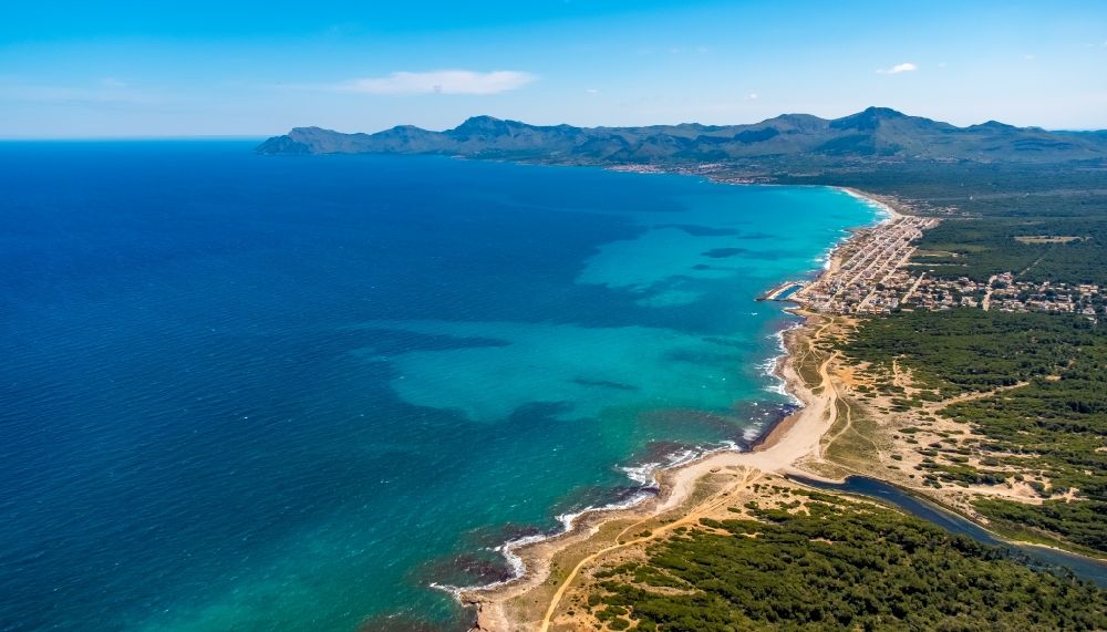 Son Serra de Marina aus der Vogelperspektive: Bucht entlang der Meeres- Küste am Platja de Son Real in Son Serra de Marina in Balearische Insel Mallorca, Spanien