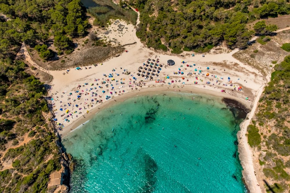 Cala Santanyi von oben - Bucht entlang der Meeres- Küste Playa de Santanyí in Cala Santanyi in Balearische Insel Mallorca, Spanien
