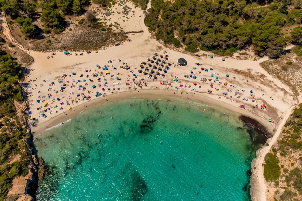 Cala Santanyi aus der Vogelperspektive: Bucht entlang der Meeres- Küste Playa de Santanyí in Cala Santanyi in Balearische Insel Mallorca, Spanien