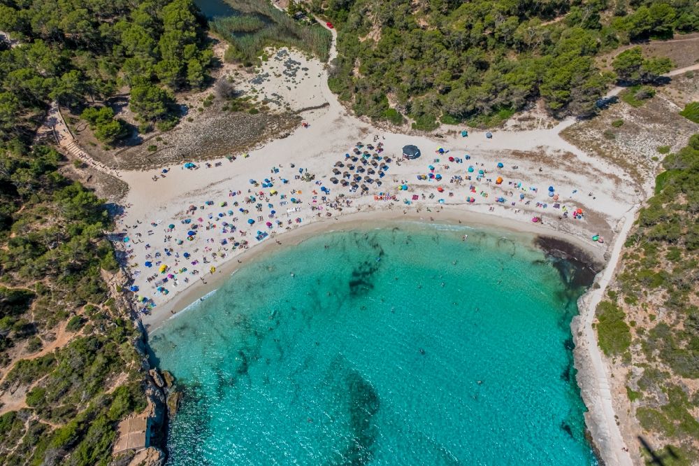 Luftbild Cala Santanyi - Bucht entlang der Meeres- Küste Playa de Santanyí in Cala Santanyi in Balearische Insel Mallorca, Spanien