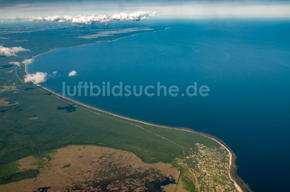 Engure von oben - Bucht entlang der Meeres- Küste des Rigaischen Meerbusen in Engure in Semgallen in Lettland