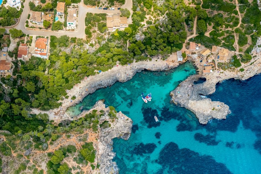 Luftaufnahme Santanyi - Bucht entlang der Meeres- Küste S'almunia playa in Santanyi in Balearische Insel Mallorca, Spanien