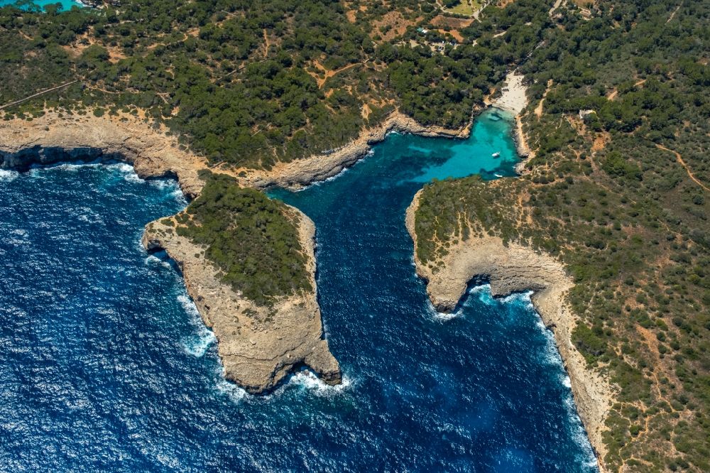 Luftaufnahme Felanich - Bucht entlang der Meeres- Küste mit Strand der Bucht Cala Sa Nau in Felanich in Balearische Insel Mallorca, Spanien