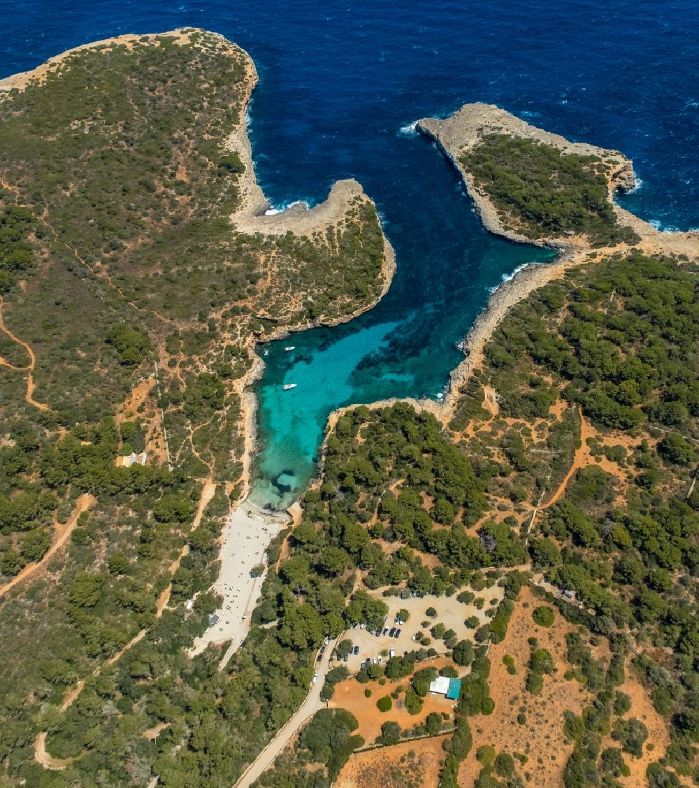 Felanich aus der Vogelperspektive: Bucht entlang der Meeres- Küste mit Strand der Bucht Cala Sa Nau in Felanich in Balearische Insel Mallorca, Spanien