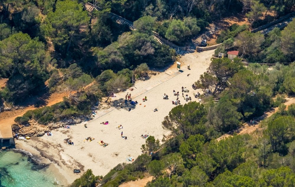 Luftbild Felanich - Bucht entlang der Meeres- Küste mit Strand der Bucht Cala Sa Nau in Felanich in Balearische Insel Mallorca, Spanien
