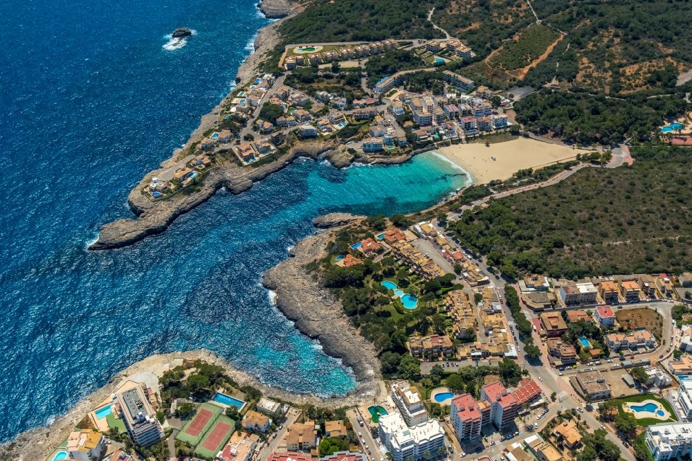 Portocolom von oben - Bucht entlang der Meeres- Küste am Strand Platja de Cala Marçal mit Hotelanlagen und Ferienhäusern in Portocolom in Balearische Insel Mallorca, Spanien