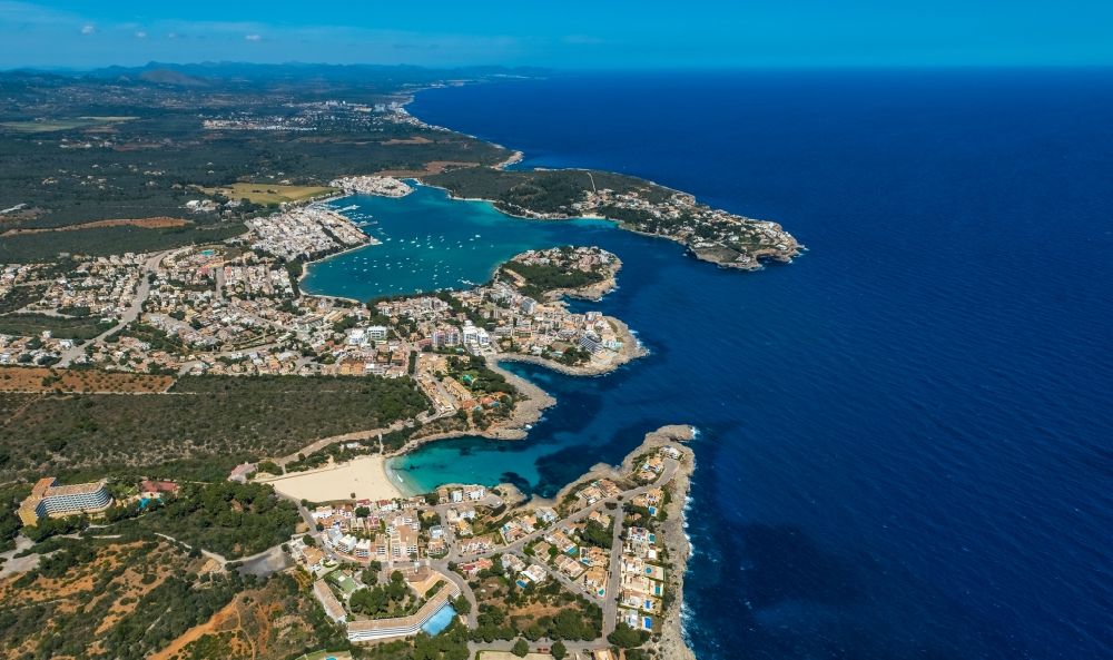 Luftbild Portocolom - Bucht entlang der Meeres- Küste am Strand Platja de Cala Marçal mit Hotelanlagen und Ferienhäusern in Portocolom in Balearische Insel Mallorca, Spanien