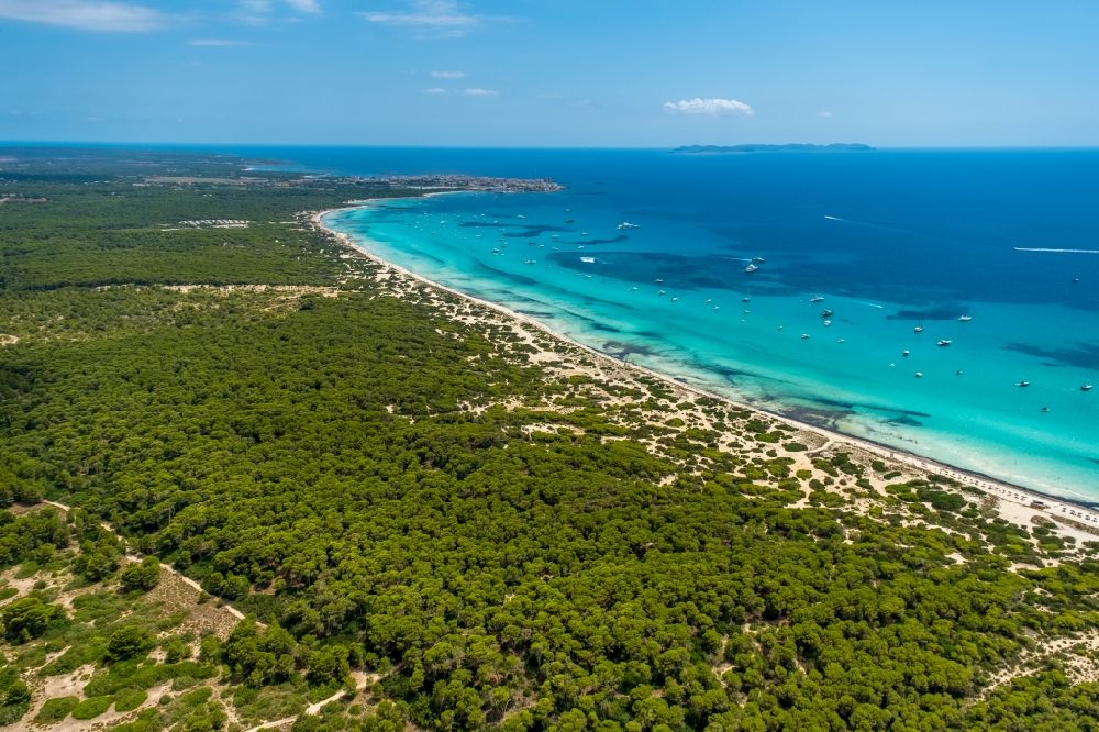 Luftbild Campos - Bucht entlang der Meeres- Küste des Strands Platja des Trenc in Campos in Islas Baleares, Spanien