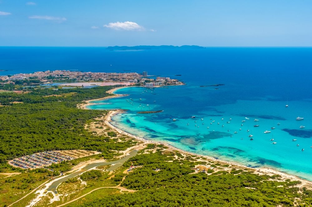 Luftaufnahme Campos - Bucht entlang der Meeres- Küste des Strands Platja des Trenc in Campos in Islas Baleares, Spanien