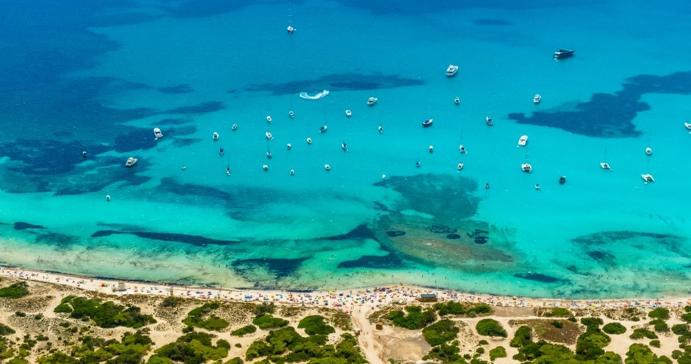 Luftaufnahme Campos - Bucht entlang der Meeres- Küste des Strands Platja des Trenc in Campos in Islas Baleares, Spanien