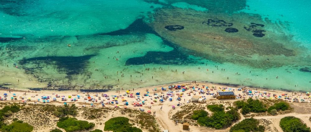 Campos von oben - Bucht entlang der Meeres- Küste des Strands Platja des Trenc in Campos in Islas Baleares, Spanien