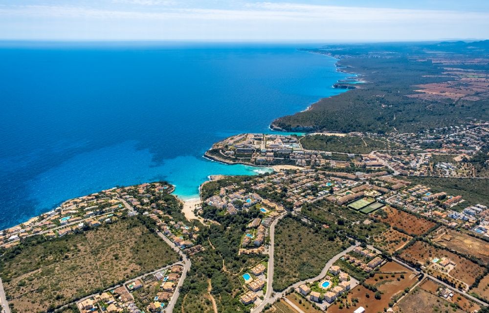 Luftbild Cala Mendia - Bucht entlang der Meeres- Küste mit den Stränden Platja de Cala Anguila und Playa de Cala Mandia in Cala Mendia in Balearische Insel Mallorca, Spanien