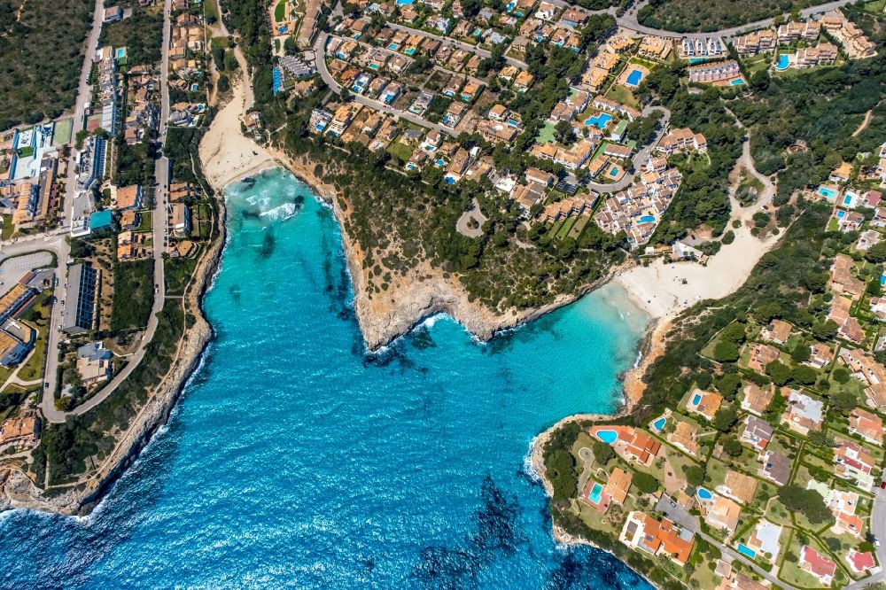 Cala Mendia aus der Vogelperspektive: Bucht entlang der Meeres- Küste mit den Stränden Platja de Cala Anguila und Playa de Cala Mandia in Cala Mendia in Balearische Insel Mallorca, Spanien