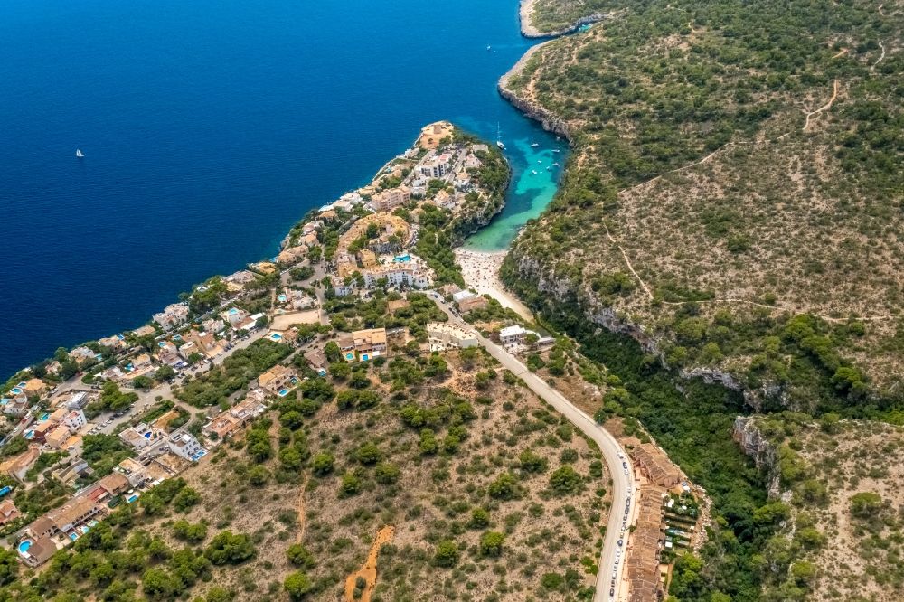 Cala Pi aus der Vogelperspektive: Bucht entlang der Meeres- Küste Torre de Cala Pi in Cala Pi in Balearische Insel Mallorca, Spanien