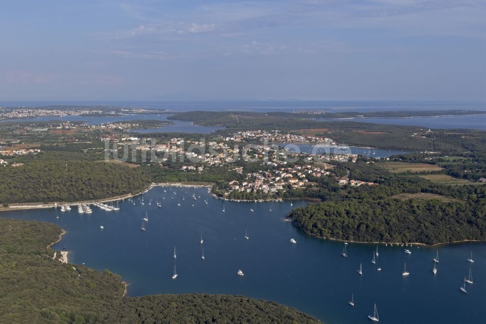 Luftaufnahme Banjole - Bucht entlang der Meeres- Küste Uvala Soline in Banjole in Istrien - Istarska zupanija, Kroatien