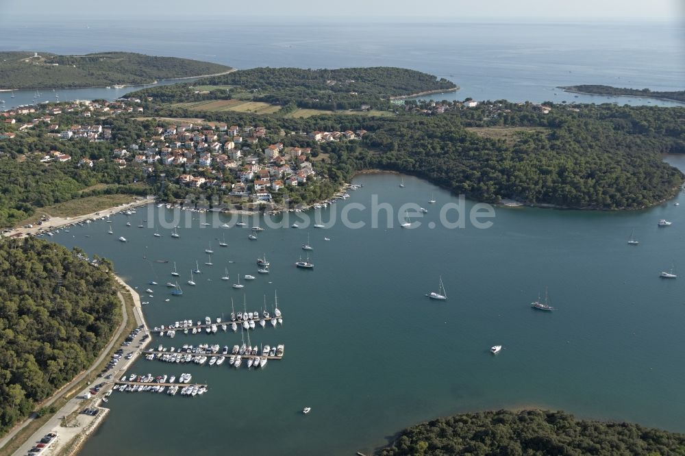 Banjole von oben - Bucht entlang der Meeres- Küste Uvala Soline in Banjole in Istrien - Istarska zupanija, Kroatien