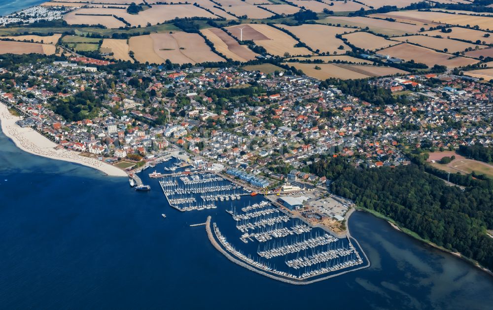 Luftaufnahme Laboe - Bucht entlang der Meeres- Küste mit Yachthafen und Gewerbe -Hafen in Laboe im Bundesland Schleswig-Holstein, Deutschland