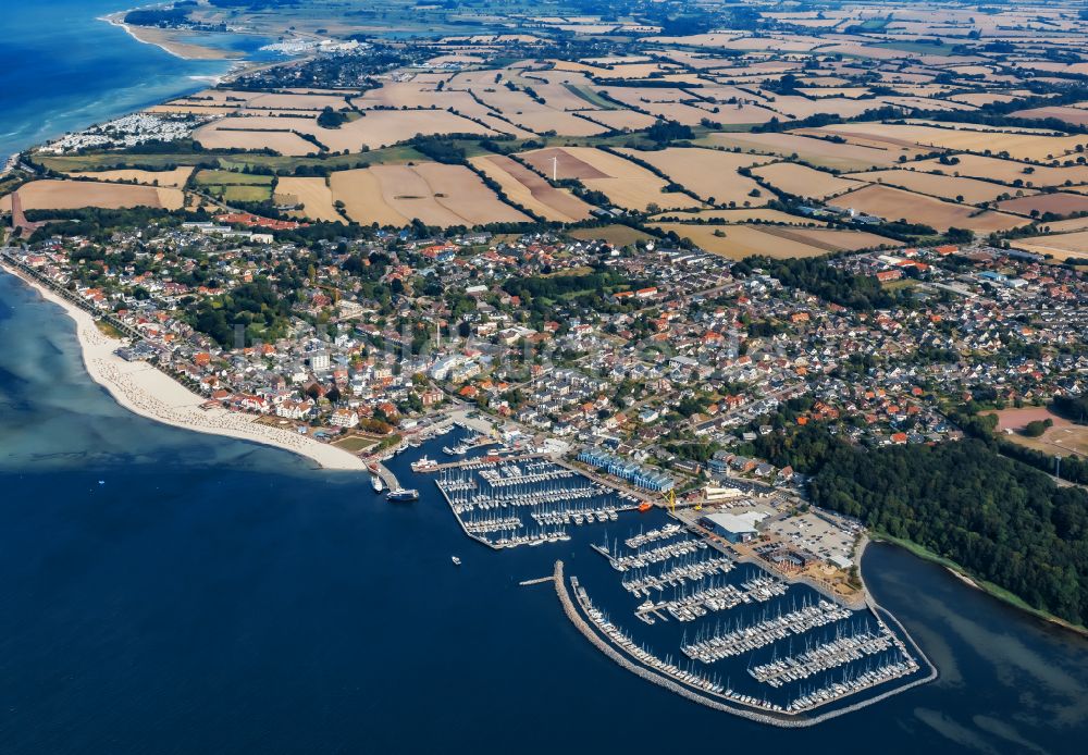 Laboe von oben - Bucht entlang der Meeres- Küste mit Yachthafen und Gewerbe -Hafen in Laboe im Bundesland Schleswig-Holstein, Deutschland
