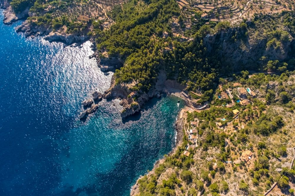 Deia aus der Vogelperspektive: Bucht entlang der Meeres- Küste Cale de Deya in Deia in Balearische Insel Mallorca, Spanien