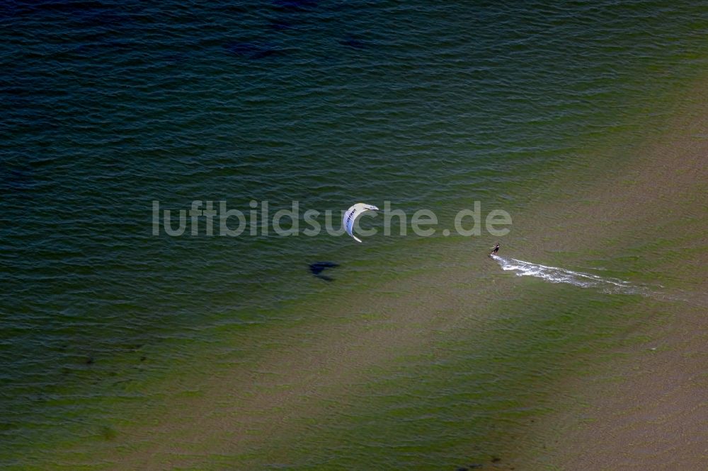 Laboe aus der Vogelperspektive: Bucht entlang der Meeres- Küste Kiter beim Wassersport in Laboe im Bundesland Schleswig-Holstein, Deutschland