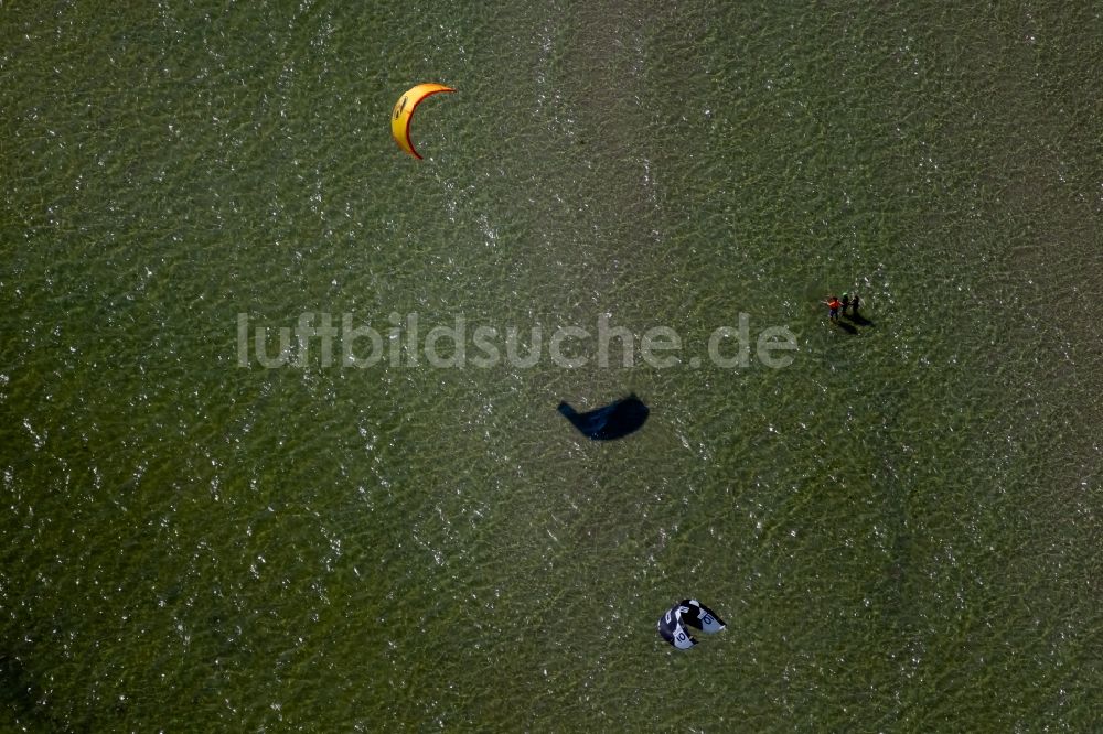 Luftbild Laboe - Bucht entlang der Meeres- Küste Kiter beim Wassersport in Laboe im Bundesland Schleswig-Holstein, Deutschland