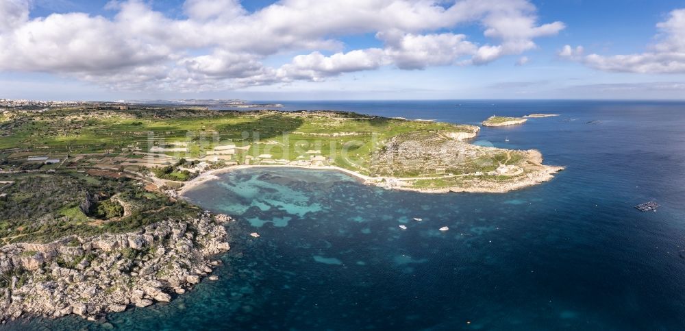 Luftaufnahme Il-Mellieha - Bucht entlang der Meeres- Küste des Mittelmeers in Il-Mellieha in , Malta