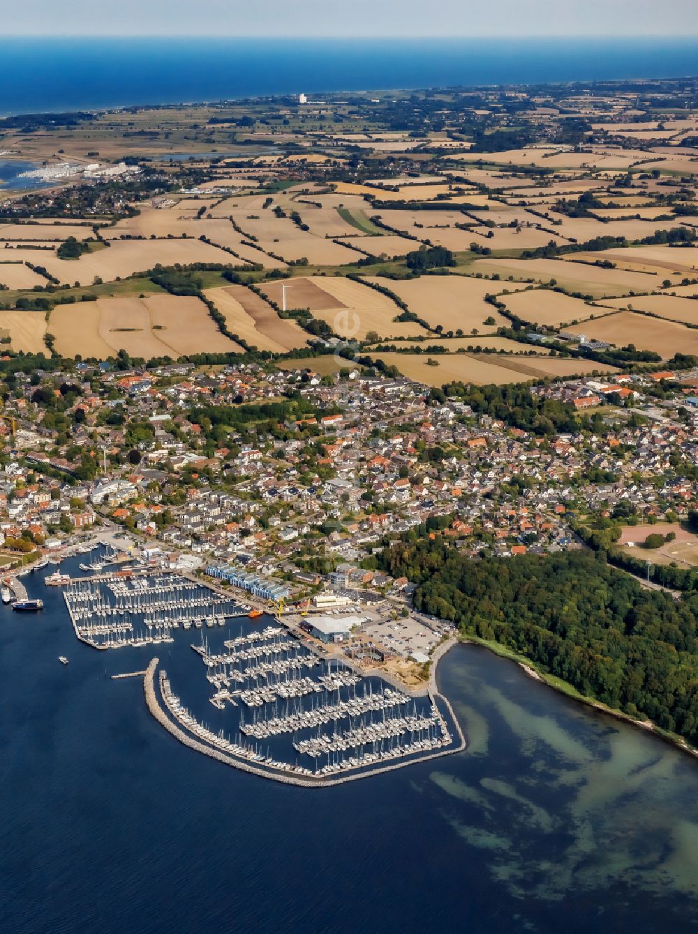 Luftbild Laboe - Bucht entlang der Meeres- Küste mit Yachthafen und Gewerbe -Hafen in Laboe im Bundesland Schleswig-Holstein, Deutschland
