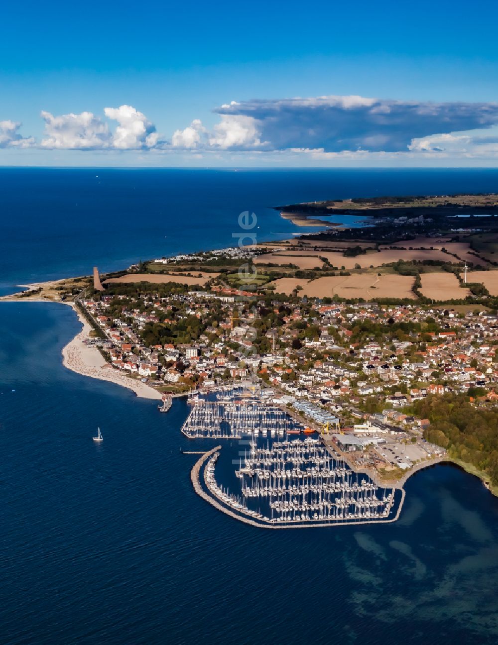 Luftaufnahme Laboe - Bucht entlang der Meeres- Küste mit Yachthafen und Gewerbe -Hafen in Laboe im Bundesland Schleswig-Holstein, Deutschland