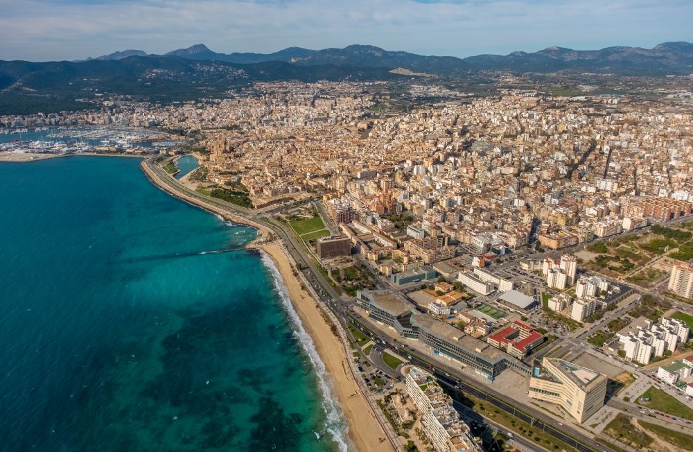 Luftaufnahme Palma - Bucht Platja de Can Pere Antoni entlang der Meeres- Küste des Balearen-Meer in Palma in Balearische Insel Mallorca, Spanien
