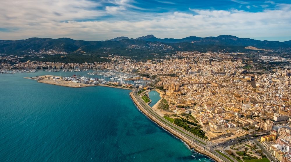 Luftbild Palma - Bucht Punta des Gas entlang der Avenida de Gabriel Roca in Palma in Balearische Insel Mallorca, Spanien