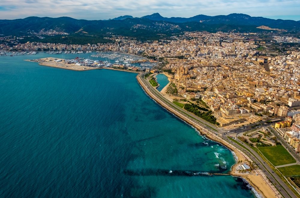 Luftaufnahme Palma - Bucht Punta des Gas entlang der Avenida de Gabriel Roca in Palma in Balearische Insel Mallorca, Spanien