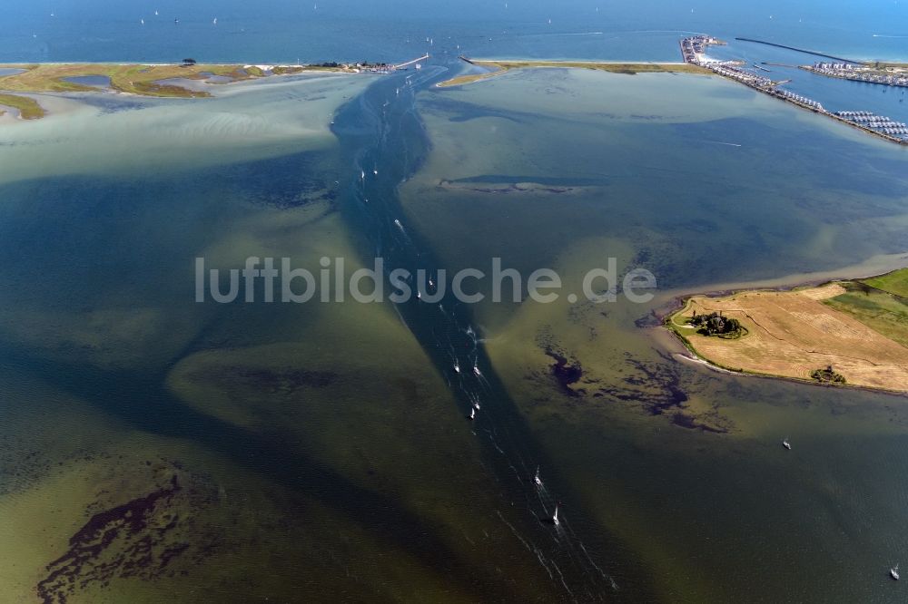 Luftaufnahme Maasholm - Bucht Schlei mit Segelschiffen in Fahrt entlang der Meeres- Küste der Ostsee in Maasholm im Bundesland Schleswig-Holstein, Deutschland