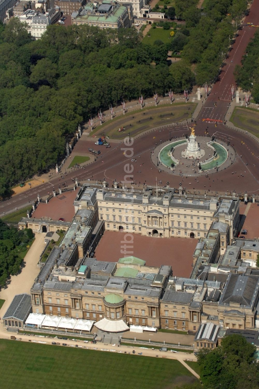 Luftaufnahme London - Buckingham Palace - der Palast Stadtbezirk City of Westminster in London