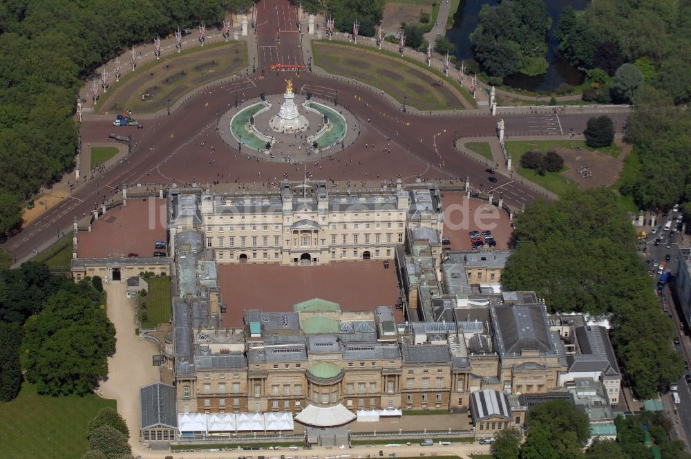 Luftaufnahme London - Buckingham Palace - der Palast Stadtbezirk City of Westminster in London