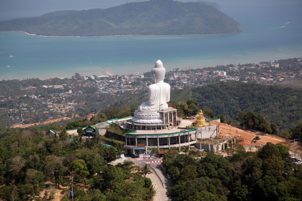 Luftbild Karon - Buddha Statue über der Stadt Karon bei der Chalong-Bucht auf der Insel Phuket in Thailand