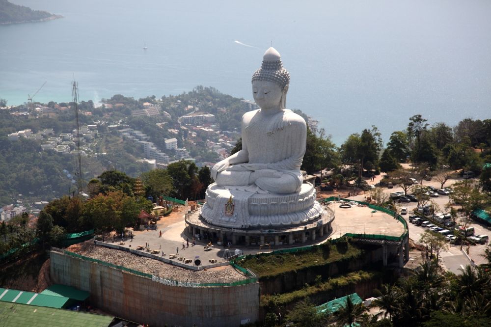 Karon von oben - Buddha Statue über der Stadt Karon bei der Chalong-Bucht auf der Insel Phuket in Thailand