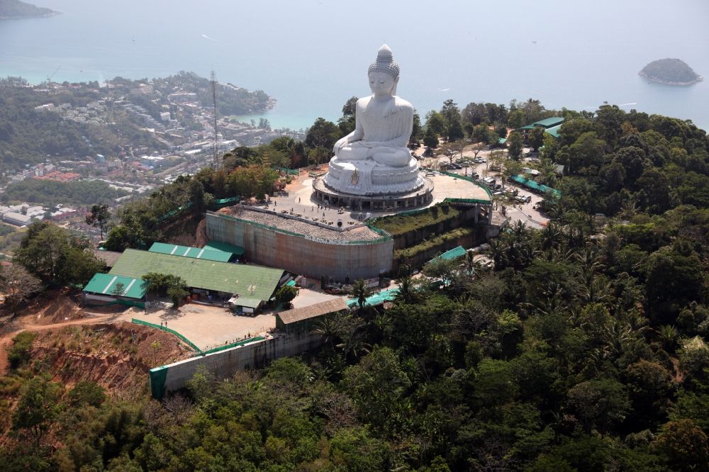 Luftbild Karon - Buddha Statue über der Stadt Karon bei der Chalong-Bucht auf der Insel Phuket in Thailand