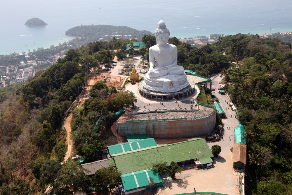 Karon aus der Vogelperspektive: Buddha Statue über der Stadt Karon bei der Chalong-Bucht auf der Insel Phuket in Thailand