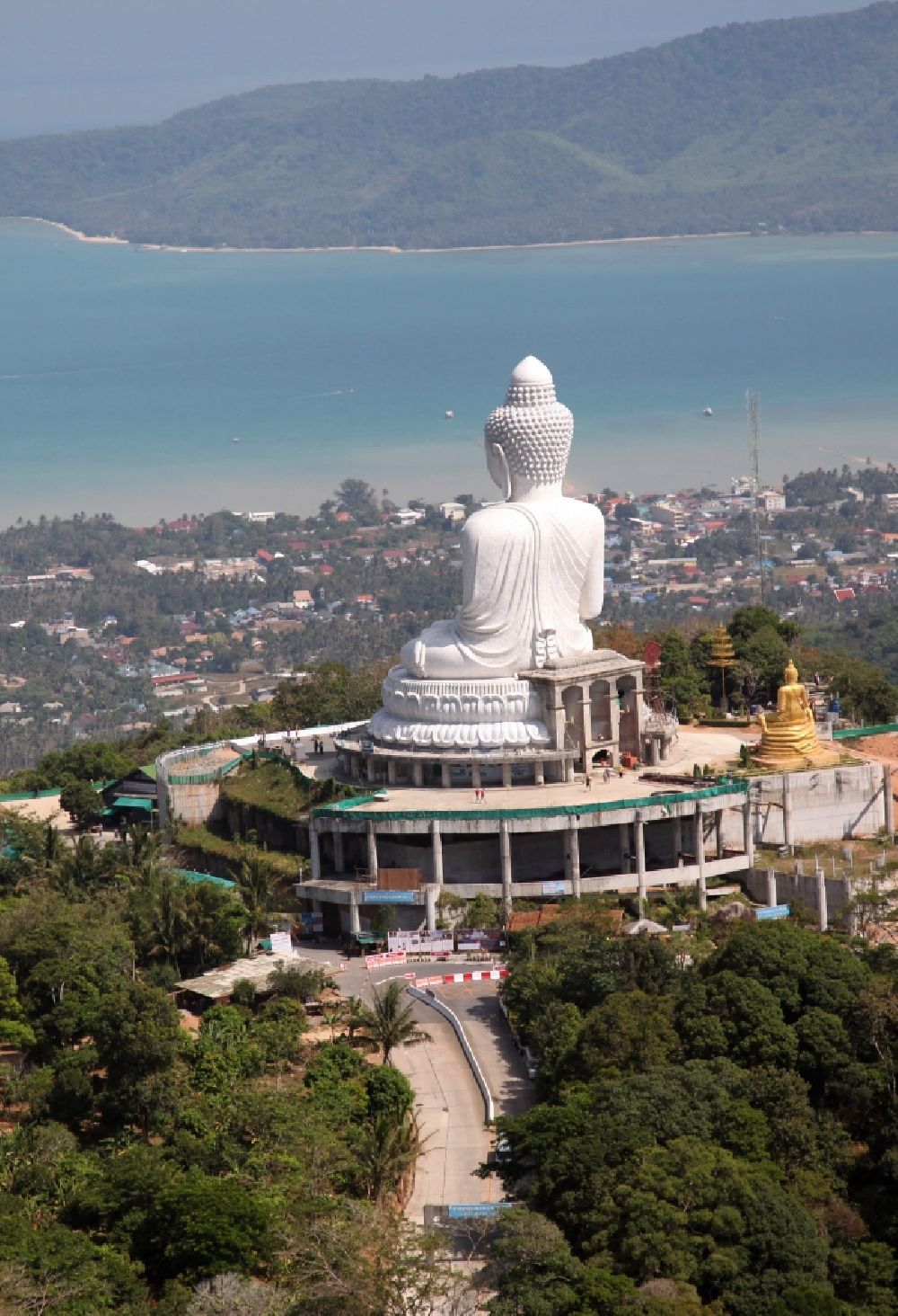 Luftaufnahme Karon - Buddha Statue über der Stadt Karon bei der Chalong-Bucht auf der Insel Phuket in Thailand