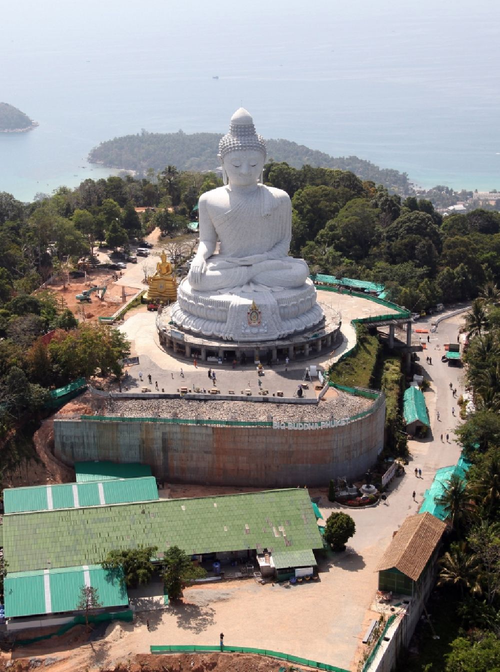 Karon von oben - Buddha Statue über der Stadt Karon bei der Chalong-Bucht auf der Insel Phuket in Thailand