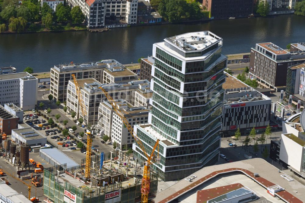 Luftaufnahme Berlin - Büro- und Unternehmensverwaltungs- Hochhaus- Gebäude Stream Tower in Berlin, Deutschland