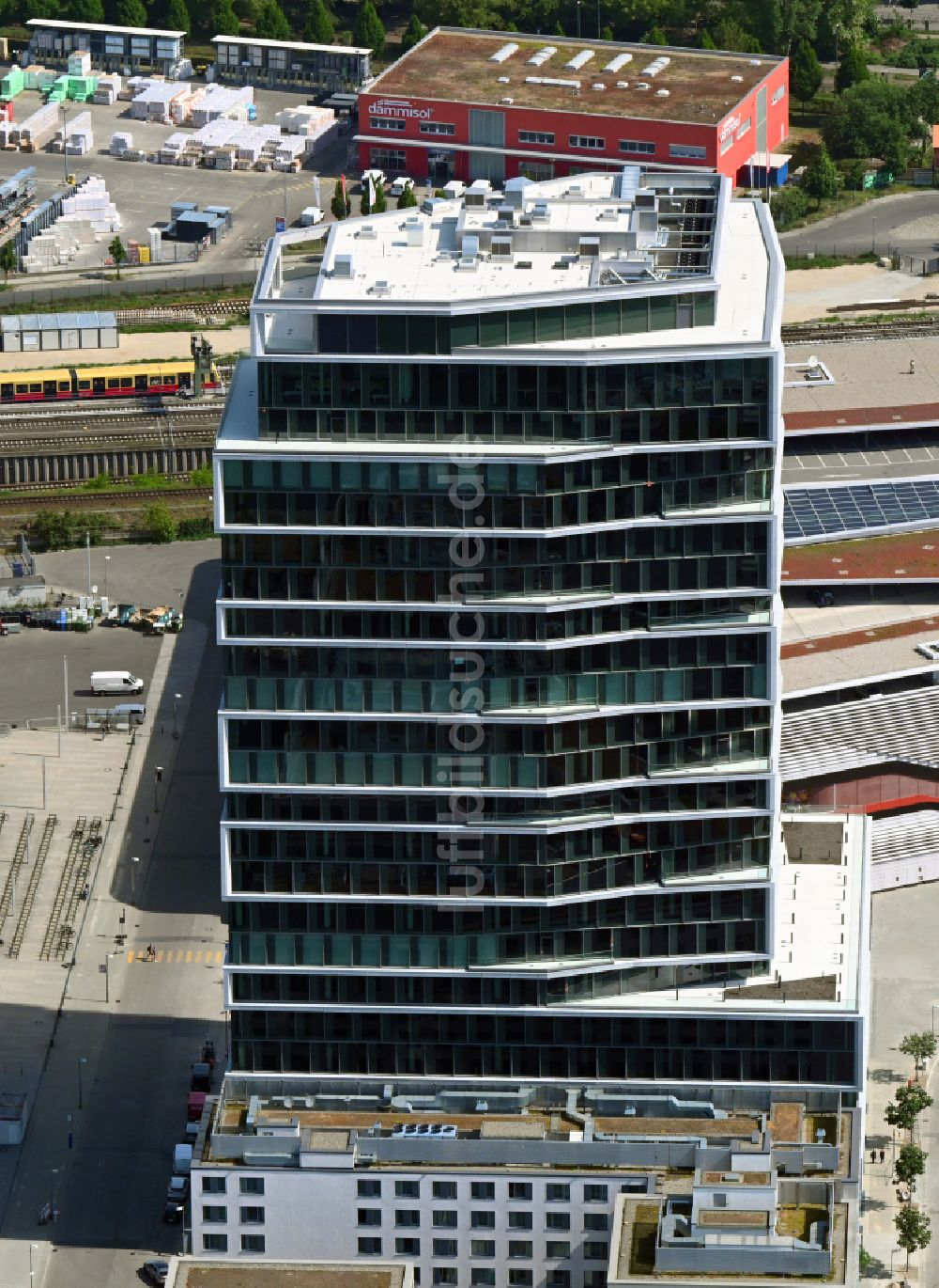 Berlin aus der Vogelperspektive: Büro- und Unternehmensverwaltungs- Hochhaus- Gebäude Stream Tower in Berlin, Deutschland