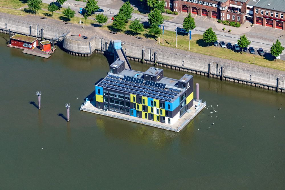 Hamburg aus der Vogelperspektive: Bürogebäude des Geschäftshauses am Ufer der Elbe im Ortsteil Veddel in Hamburg, Deutschland