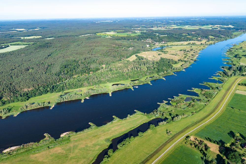 Tiesau aus der Vogelperspektive: Buhnen- Landschaft des Elbe - Flussverlauf in Tiesau im Bundesland Niedersachsen, Deutschland