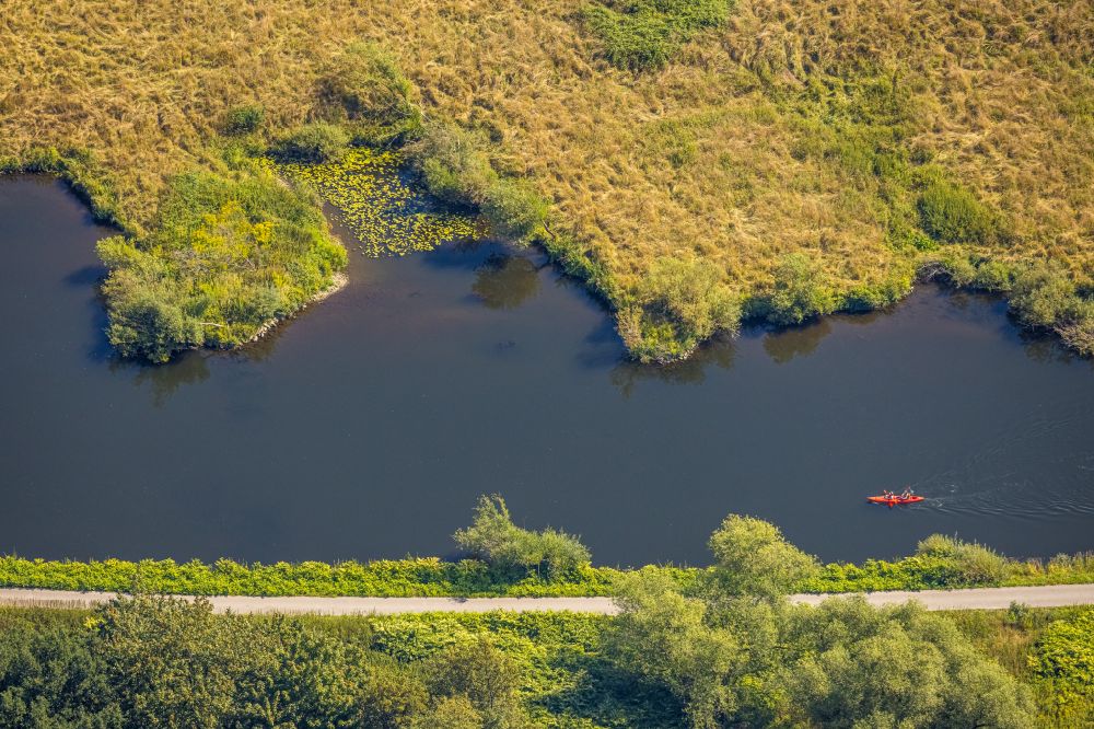 Luftaufnahme Hattingen - Buhnen- Landschaft mit Kajakfahrer in Fahrt am Ruhr - Flussverlauf in Hattingen im Bundesland Nordrhein-Westfalen, Deutschland