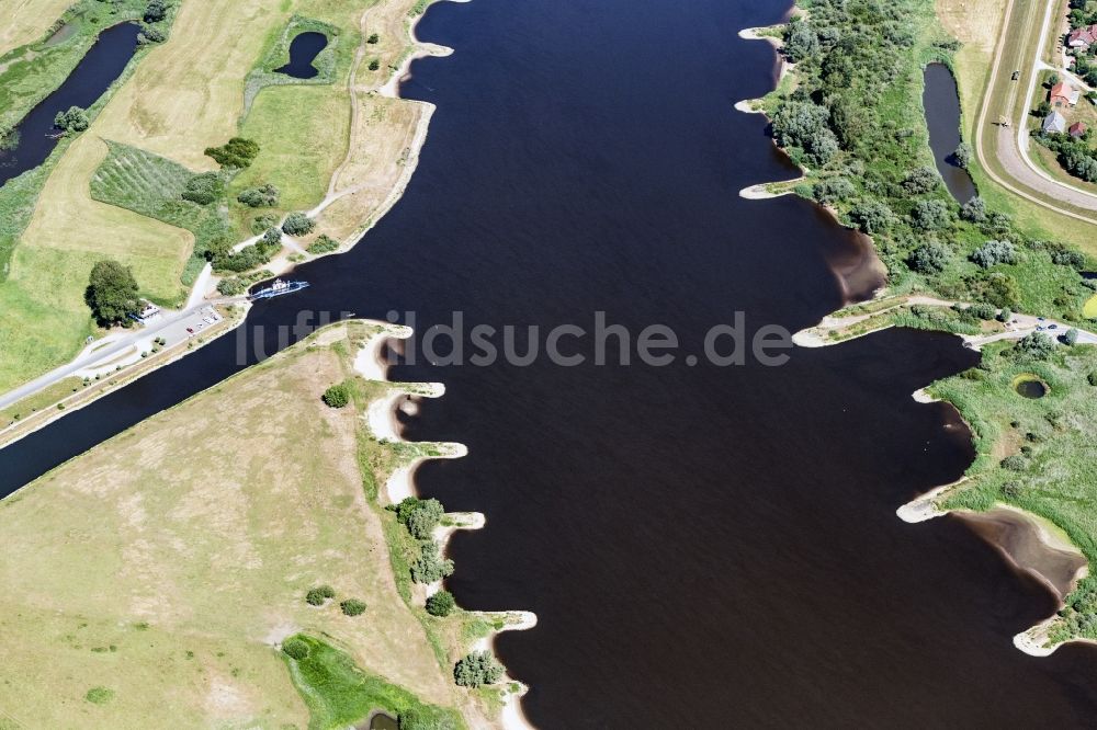 Bleckede aus der Vogelperspektive: Buhnen- Landschaft an den Uferbereichen des Elbe Flussverlaufes in Bleckede im Bundesland Niedersachsen, Deutschland
